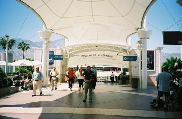 The airport had its own outdoor cafe and putting green. And LOTS of people lugging golf clubs around.